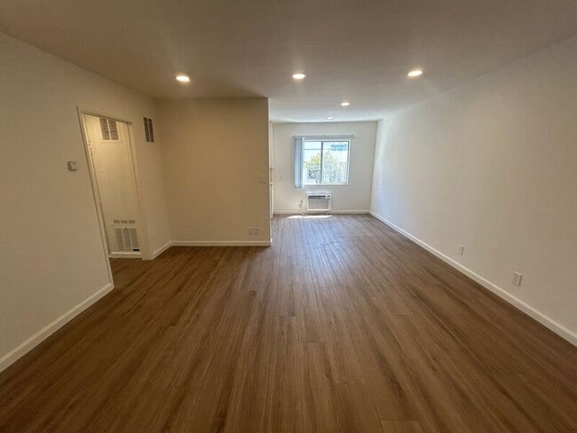 Photo - 346 N Louise St