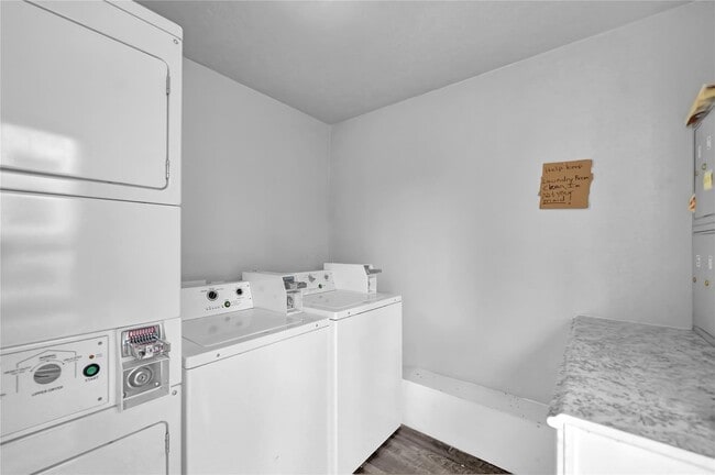 Building Photo - 5327 Bell St