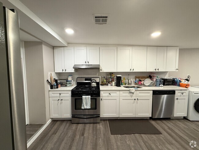 Building Photo - 327 Whiton St Unit 1 Rental