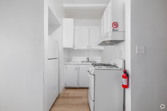 Studio - 300SF - Kitchen - 919 S. Manhattan Pl