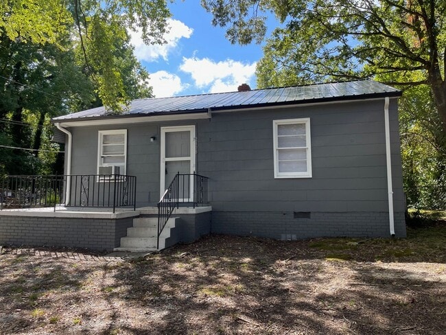 Building Photo - 2 bed, 1 bath located in High Point! Rental