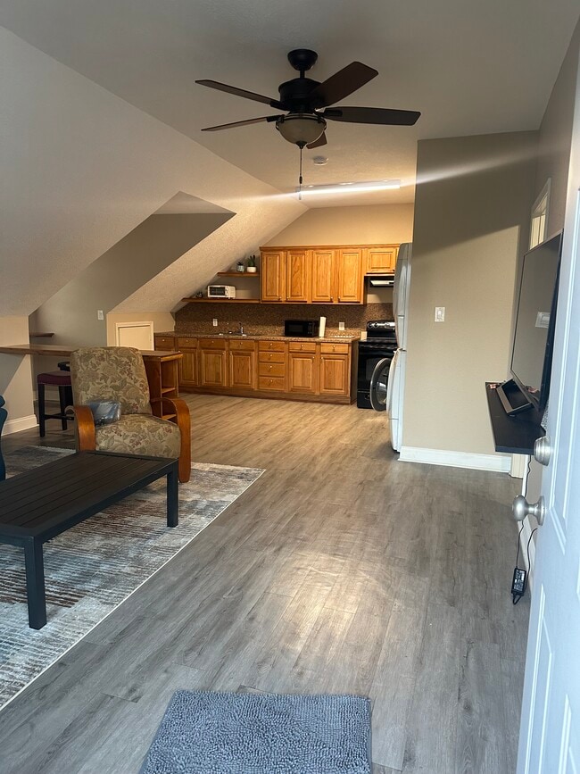 Building Photo - 4449 Brown St Unit #2-2