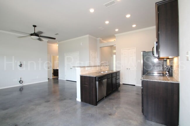 Photo - 1619 Neuberry Cliffe