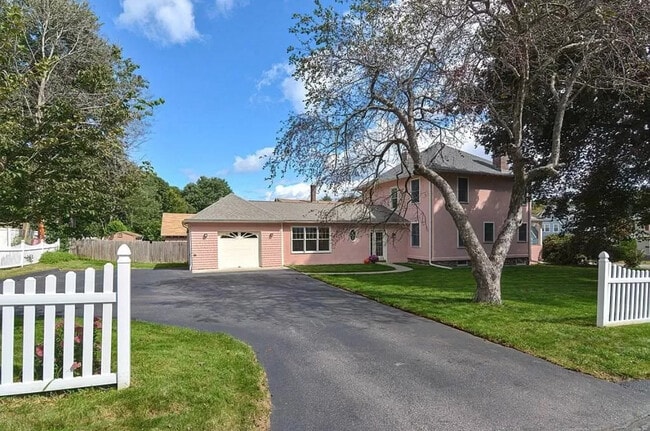 Building Photo - 185 June St