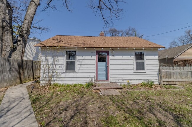 Building Photo - Sweet Vintage Gem with Utilities Included