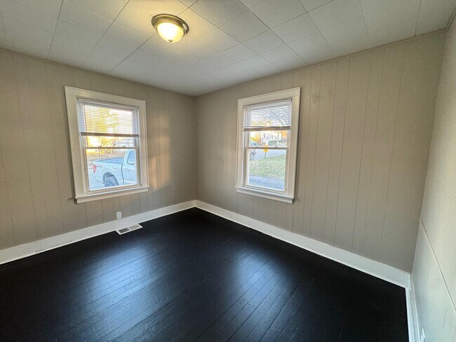 Photo - 211 Langford Ct