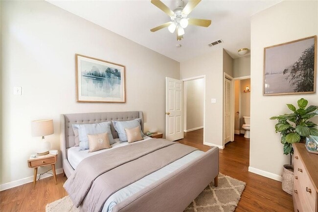 Photo - 2300 Leon St