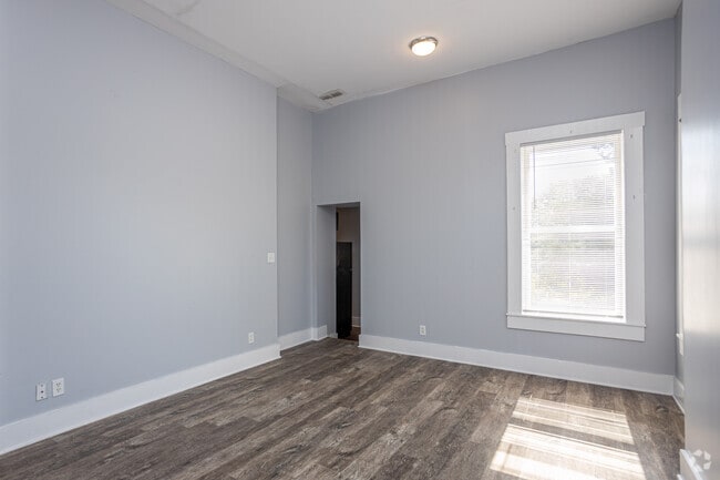 3BR, 1.5BA - Living Room