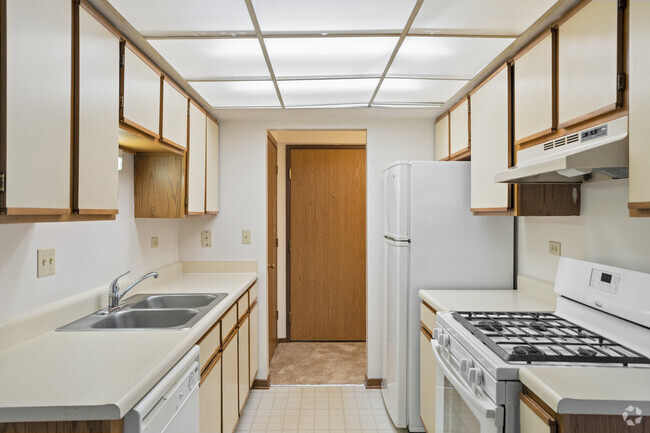 1BR, 1BA - Ashley - Kitchen - Orchard Lakes Apartments