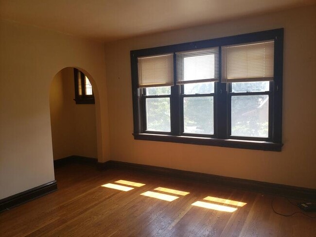 Photo - 3847-3849 Alberta St