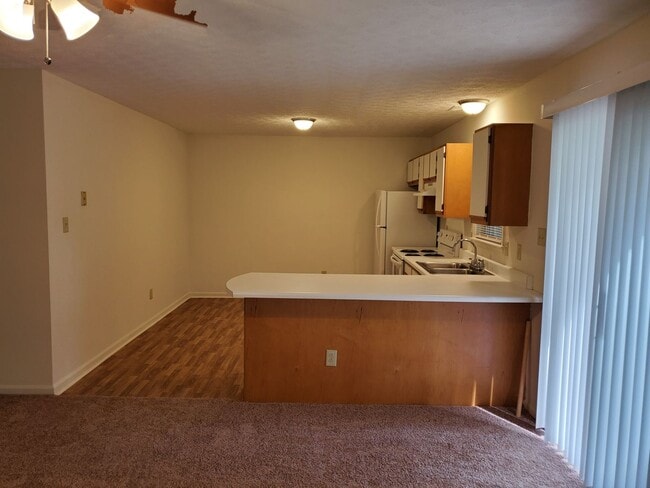 Photo - 2 Bedroom, 1 bath apartment Upstairs Unit