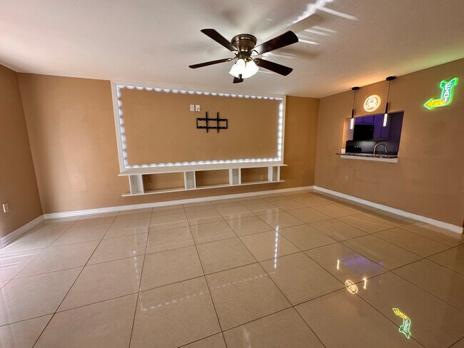 Photo - 4302 Santa Barbara Blvd Unidad 14