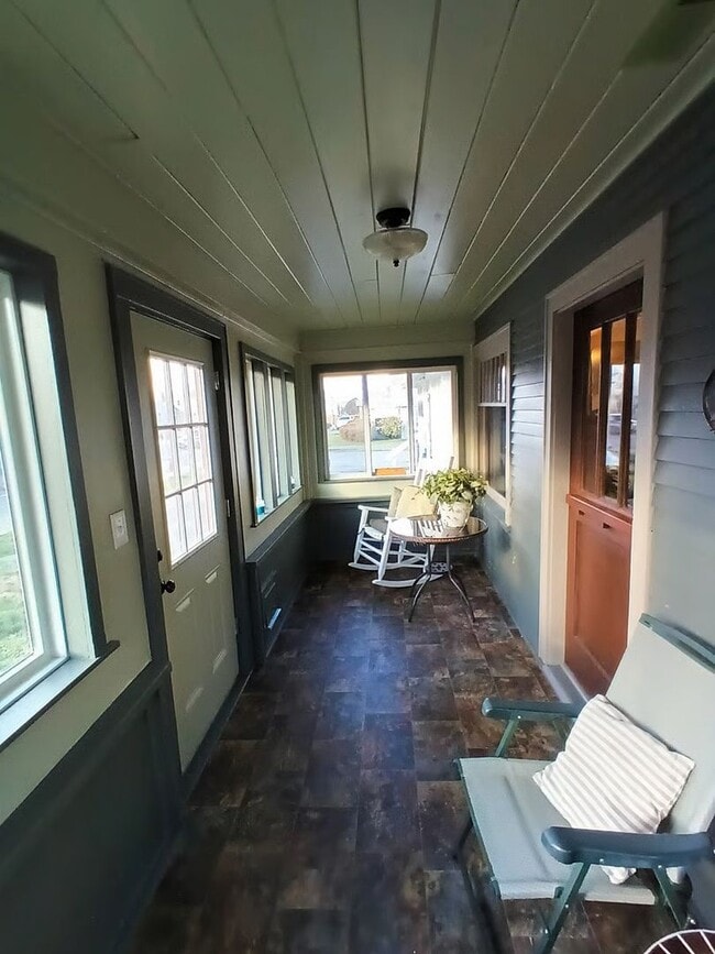 Photo - Fully furnished will all utilities included! 2 bed/1 bath, washer & dryer, central location! Shor...