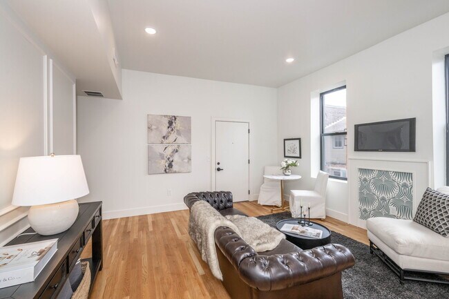 Photo - 1706 Lang St
