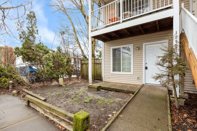 Photo - 1 Bed / 1 Bath Apartment – Updated Flooring – Convenient NE Portland Location Unit 12901 B