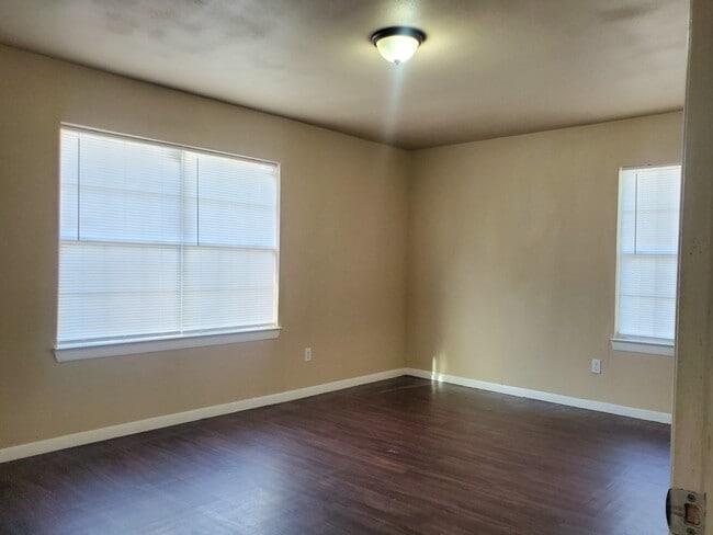 Building Photo - 512 Avenue A