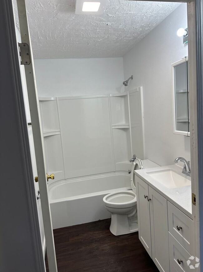 Building Photo - Newly Remodeled 3 Bedroom 1 Bath home with...