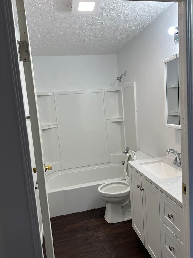 Newly Remodeled 3 Bedroom 1 Bath home with... - Newly Remodeled 3 Bedroom 1 Bath home with...