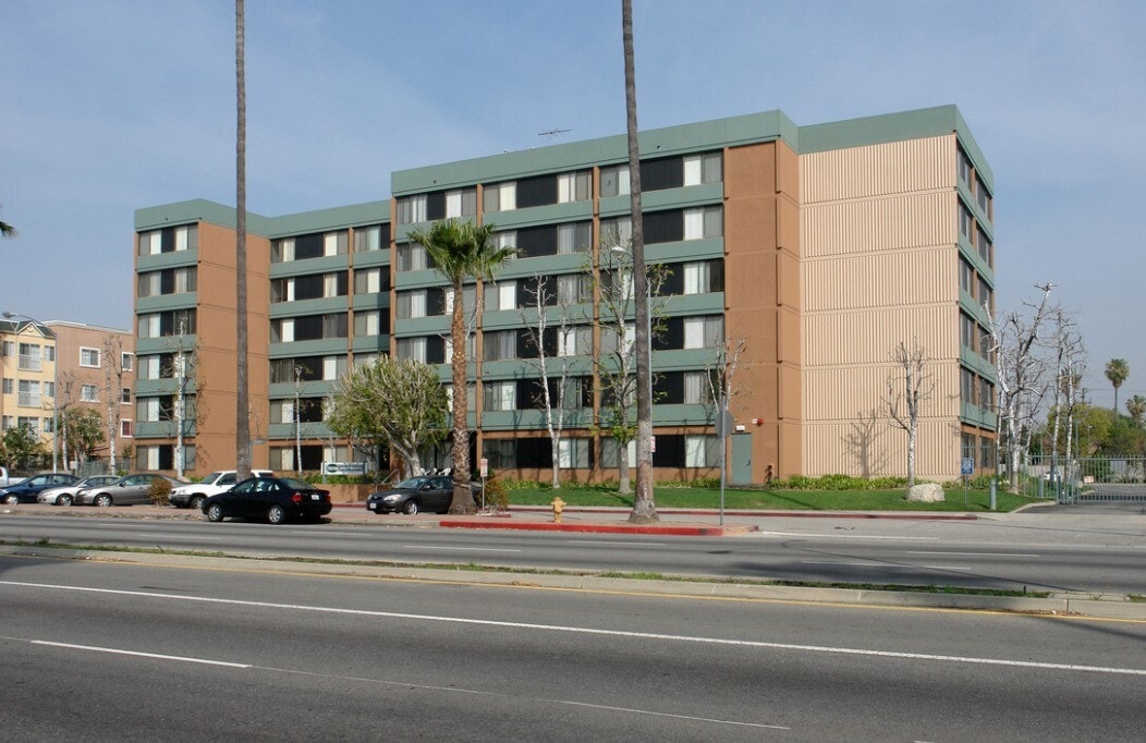 Photo - 15211 Sherman Way Apartamento
