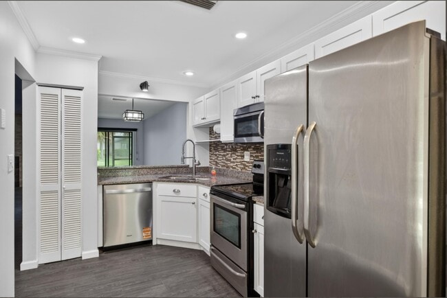 7701 Baymeadows Cir W