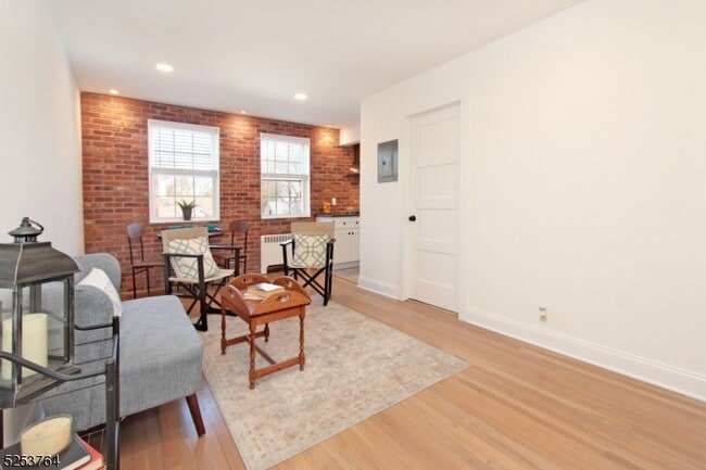 Photo - 378 Claremont Ave Unidad 3