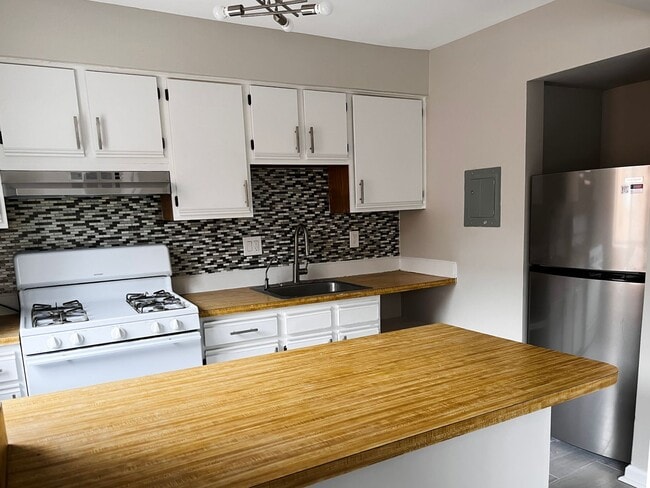 Building Photo - Spacious Sunlit 2BR Apartment – Prime Loca... Unit 202
