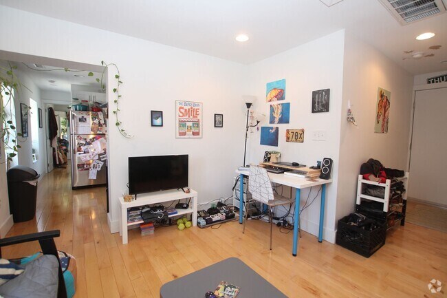 Building Photo - Spacious newly renovated 1 bedroom one bat... Unit 3F Rental