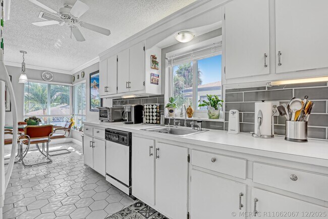 Photo - 13833 Royal Palm Ct Unit B