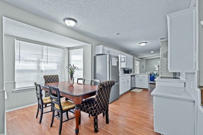 Photo - 6121 Whitman Ave