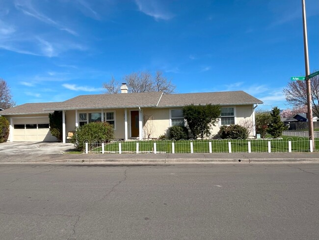 3 BEDROOM HOUSE FENCED WITH GARAGE - 3 BEDROOM HOUSE FENCED WITH GARAGE
