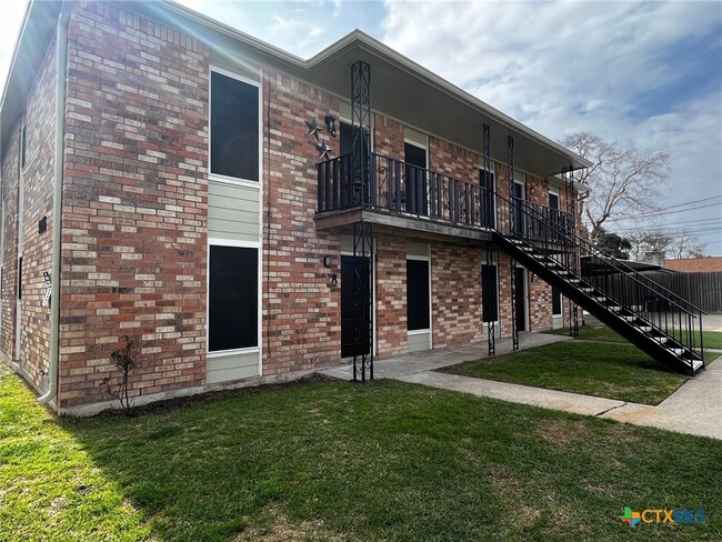 Building Photo - 905 Simpson Rd Unit B Rental