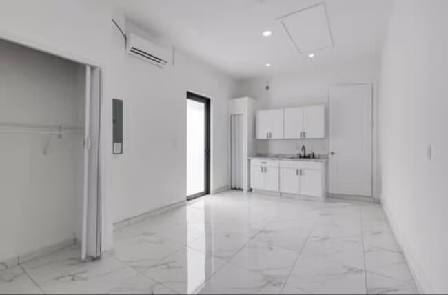 Photo - 653 Stanley Ave