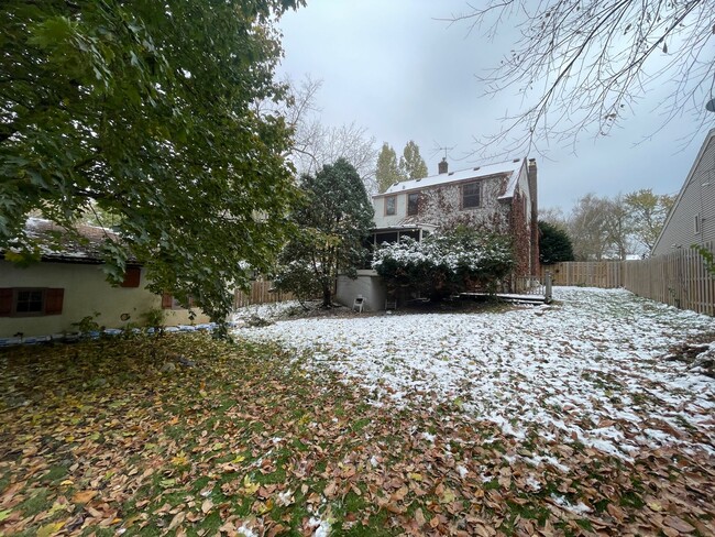 Building Photo - Timeless Spacious 3br + Den/2ba Edina Home w/Hardwood Floors, Large Yard, 2 Car Garage