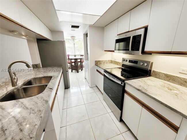 Photo - 7523 Greenlake Dr