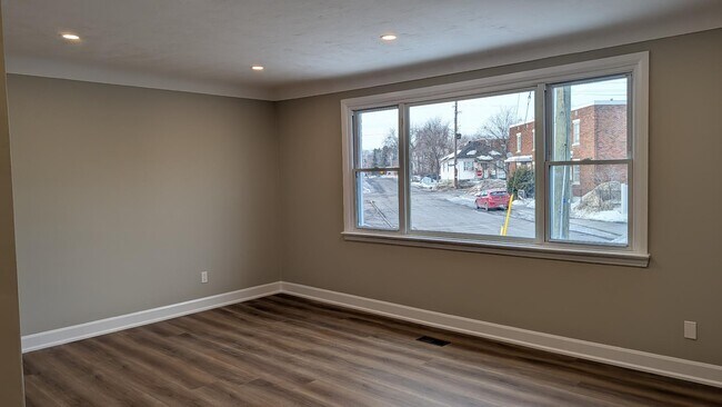 Photo - 246 Ste-Anne Av Unit One