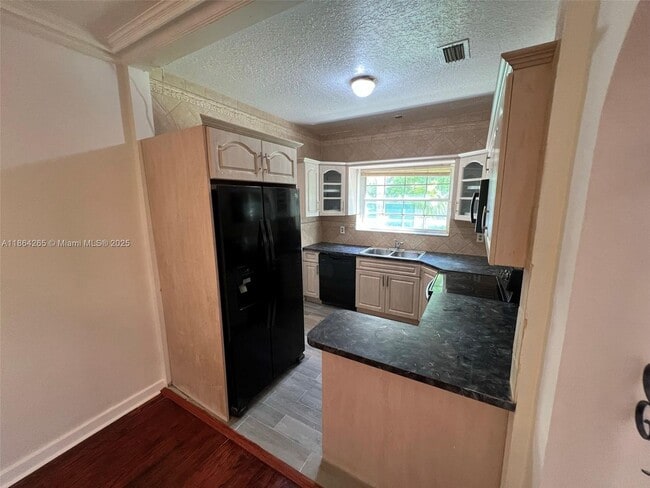 Building Photo - 695 NE 81st St