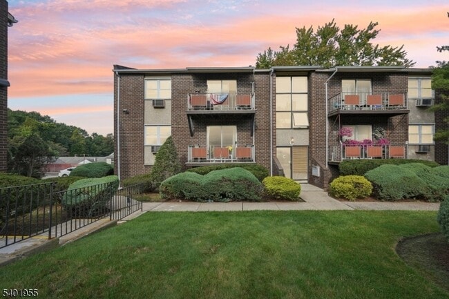 Building Photo - 421 Bloomfield Ave Unit C1