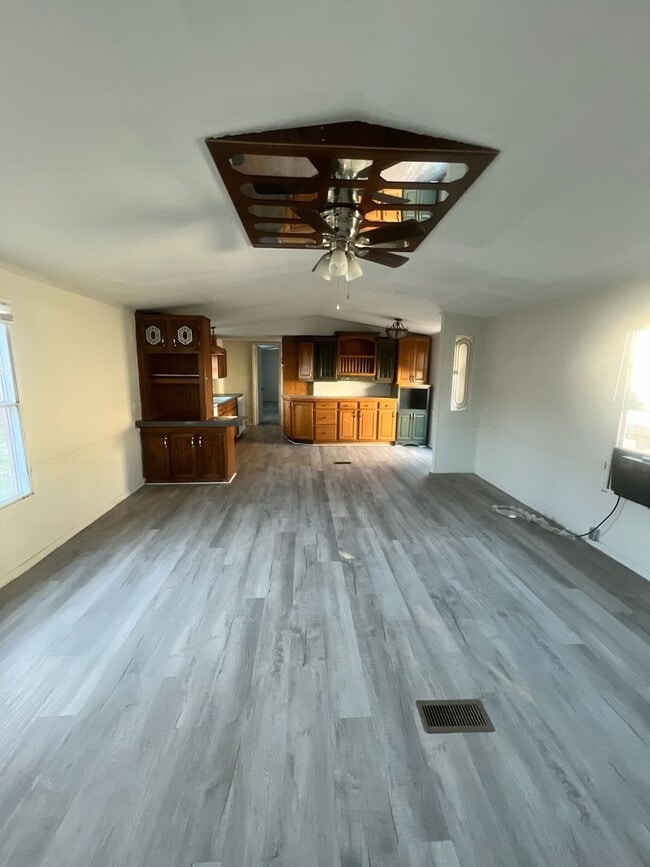 Building Photo - 518 W Alabama Ave