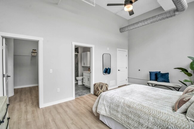 En Suite Bathroom & Walk In Closet