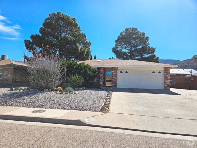 Building Photo - Beautful Brick Home with 3 BD/2 BA & Refri...