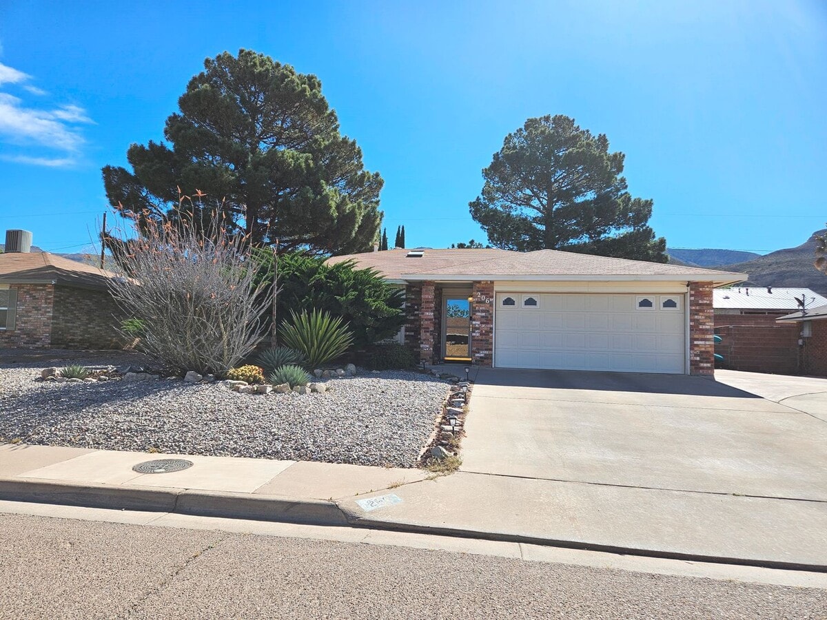 Beautful Brick Home with 3 BD/2 BA & Refri... - Beautful Brick Home with 3 BD/2 BA & Refri...