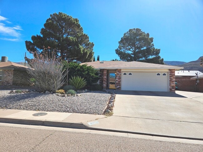 Building Photo - Beautful Brick Home with 3 BD/2 BA & Refri...