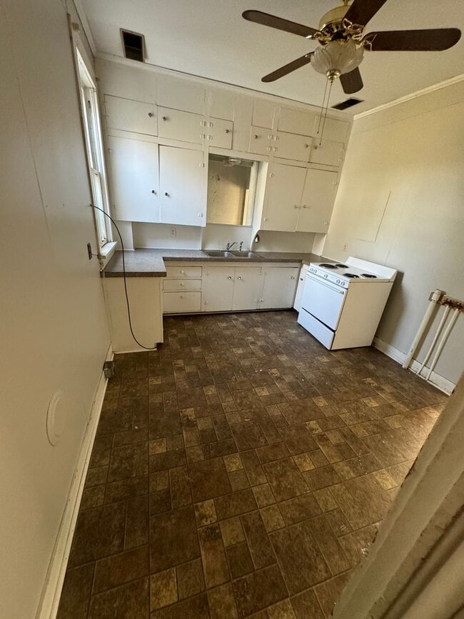 Photo - $725 - 2 bed 1 bath - Single Family Home Unit 1500 N Main St