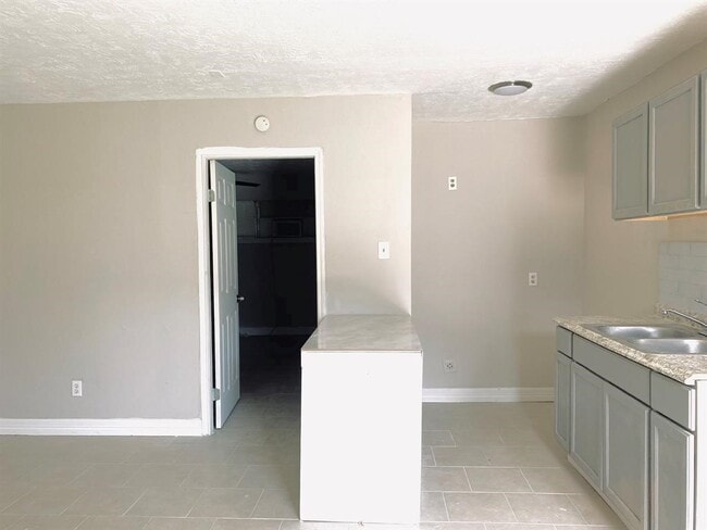 Building Photo - 3406 Daphne St Unit 5