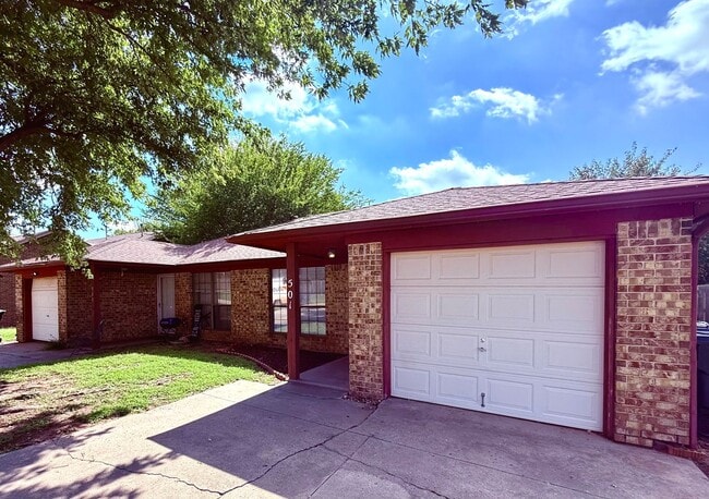 Building Photo - Charming 2BD 1BA Duplex in Yukon!! Rental