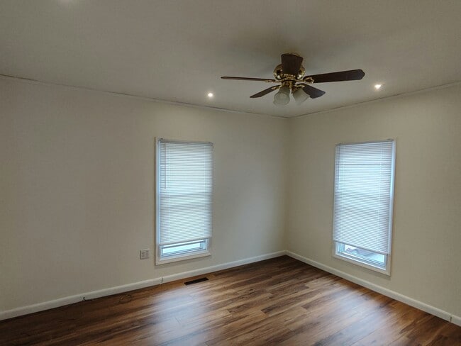Building Photo - 104 S Tecumseh St Unit 1