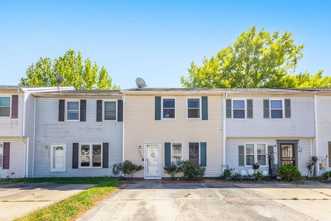 Photo - 3 Bed 1.5 Bath Townhouse for Rent in Chesapeake!