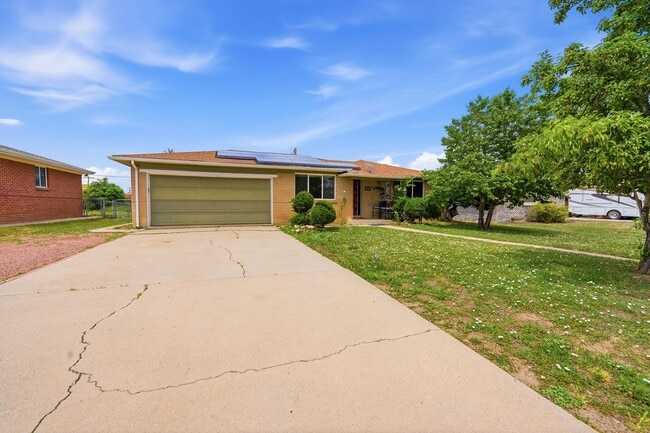 Building Photo - 5 bedroom, 3 1/2 bath, home with two master suites and 2 car garage.