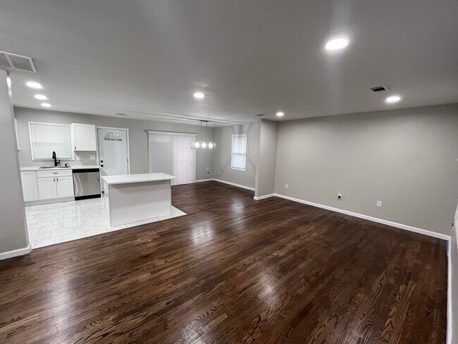 Open Concept - 250 Hamilton E Holmes Dr NW Apartments Unit A