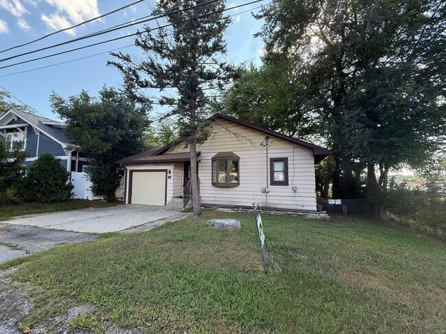 Building Photo - 709 Lake Shore Dr Rental